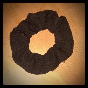 A black skrunchie